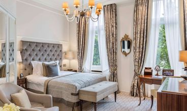 Bild på Deluxe Double Room (Courtyard)-1 King Bed Non Refundable Free WiFi