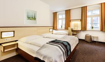 Bild på Triple Room-1 Double Bed and 1 Twin Bed Non Refundable Free WiFi Free breakfast
