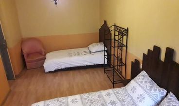 Bild på Deluxe Room (Terre)-1 Double Bed and 1 Twin Bed Free self parking Free WiFi