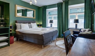 Bild på Double Room (Dark Plum)-1 Queen Bed Free WiFi Free breakfast