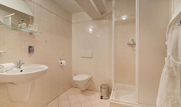 Bild på Standard Double or Twin Room-1 Double Bed and 2 Twin Beds Non Refundable Free WiFi Free breakfast