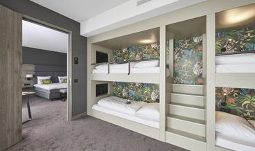Bild på Family Room, 2 Bedrooms-2 Twin Beds and 4 Twin Bunk Beds Free WiFi Free self parking