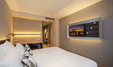 Bild på Superior Room-1 King Bed Free WiFi Breakfast buffet
