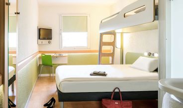 Bild på Triple Room, Multiple Beds-1 Double Bed and 1 Twin Bunk Bed Non Refundable Free WiFi