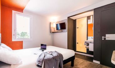 Bild på Triple Room, Multiple Beds-1 Double Bed and 1 Twin Bunk Bed Non Refundable Free WiFi Free self parking