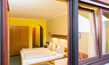 Bild på Family Room (Sonn)-1 Double Bed and 1 Double Sofa Bed Non Refundable Free WiFi Free self parking Free breakfast