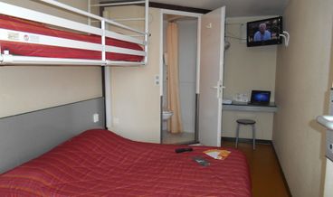 Bild på Standard Room, Multiple Beds (1 Double and 1 Single bed)-1 Double Bed and 1 Twin Bed Non Refundable Free self parking Free WiFi