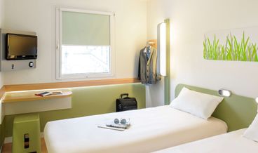 Bild på Triple Room, Multiple Beds-1 Double Bed and 1 Twin Bunk Bed Non Refundable Free WiFi Free self parking