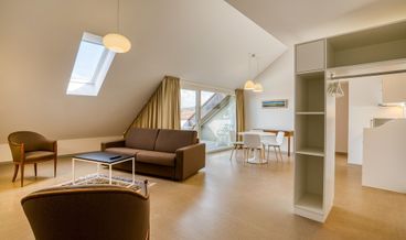 Bild på Family Apartment, Multiple Beds, Garden View-1 King Bed, 2 Large Twin Beds and 1 King Sofa Bed Free WiFi Free self parking