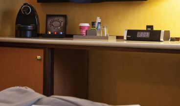 Bild på Classic Double Room, Multiple Beds-1 Double Bed and 1 Twin Bed Free self parking Free WiFi