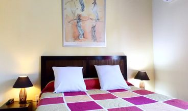 Bild på Double Room, Non Smoking, Garden View-1 Double Bed Free WiFi Free self parking