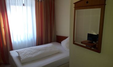 Bild på Double Room, Balcony, Park View-1 Queen Bed Free WiFi Free self parking