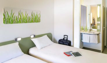 Bild på Triple Room, Multiple Beds-1 Double Bed and 1 Twin Bunk Bed Non Refundable Free WiFi Free self parking