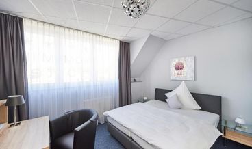 Bild på Family Room-1 King Bed Non Refundable Free WiFi Free self parking