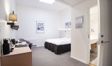 Bild på Basic Double Room (No windows)-2 Twin Beds Non Refundable Free WiFi Free parking Free breakfast