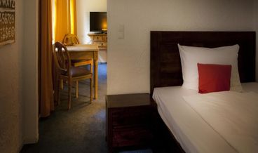 Bild på Basic Apartment, 1 Bedroom-1 Queen Bed and 1 Large Twin Bed Free WiFi Free self parking