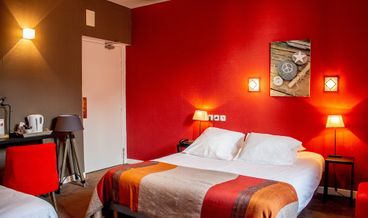 Bild på Triple Room, City View-1 Double Bed and 1 Twin Bed Free WiFi