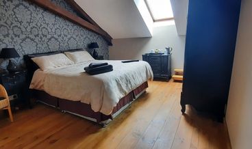 Bild på Standard Double Room, Ensuite (Chambre BAROQUE)-1 King Bed Non Refundable Free breakfast Free self parking Free WiFi