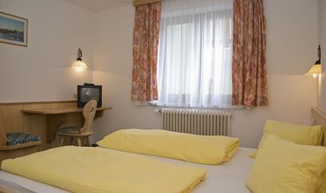 Bild på Double Room Cat. B without balcony (located in main- or neighbor house)-1 Queen Bed Free WiFi Breakfast buffet Free self parking