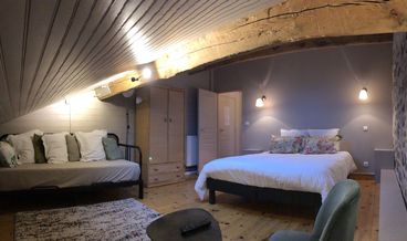 Bild på Quadruple Room, Bathtub-1 Queen Bed and 1 Double Bed Non Refundable Free breakfast Free self parking Free WiFi