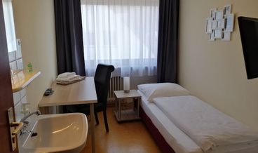 Bild på Double Room, Shared Bathroom-1 King Bed Non Refundable Free WiFi Free self parking