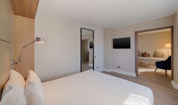Bild på Standard Room (Extra Bed 2 adults + 1 child)-1 Queen Bed Non Refundable Free WiFi