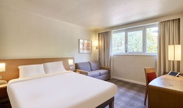 Bild på Standard Triple Room, Non Smoking-1 Double Bed and 1 Twin Sofa Bed Non Refundable Free self parking Free WiFi