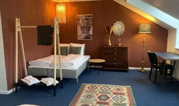 Bild på Triple Room-1 Double Bed and 1 Twin Bed Non Refundable Free WiFi Free self parking Free breakfast