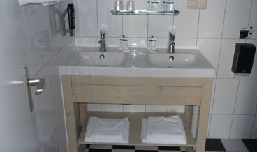 Bild på Double Room, Private Bathroom (not in room)-1 Double Bed Non Refundable Free WiFi