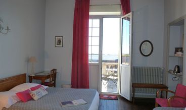 Bild på Quadruple Room-1 Double Bed and 2 Twin Beds Free breakfast Free self parking Free WiFi