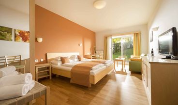 Bild på Classic Double Room-1 Queen Bed and 1 Double Sofa Bed Free WiFi Breakfast buffet Free self parking