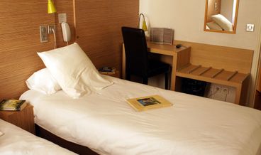 Bild på Basic Triple Room-1 Double Bed and 1 Twin Bed Non Refundable Free WiFi
