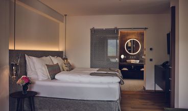 Bild på Superior Double Room, Lake View (Grundlsee)-1 Queen Bed Non Refundable Free WiFi Free breakfast Breakfast buffet Free self parking