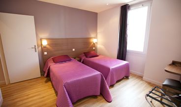 Bild på Triple Room, Private Bathroom-1 Double Bed and 1 Twin Bed Free WiFi