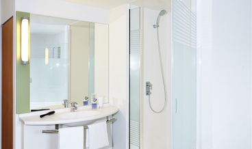 Bild på Double Room, Multiple Beds-1 Double Bed and 1 Twin Bunk Bed Non Refundable Free WiFi