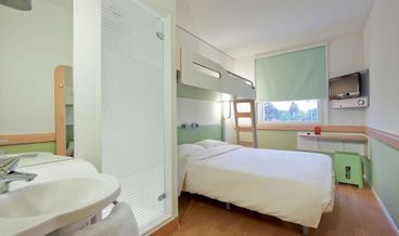 Bild på Double Room, Multiple Beds-1 Double Bed and 1 Twin Bunk Bed Non Refundable Free WiFi