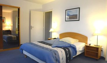 Bild på Superior Twin Room, Accessible-1 Double Bed and 1 Twin Bed Free WiFi
