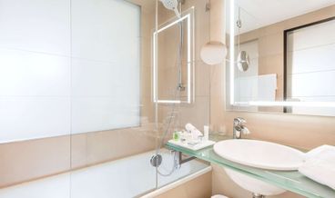 Bild på Superior Room (Extra Bed 2 adults + 1 child)-3 Twin Beds Non Refundable Free WiFi