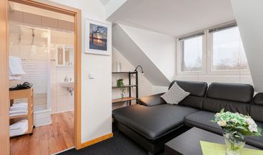 Bild på Comfort Triple Room-1 Queen Bed and 1 Twin Sofa Bed Free WiFi Free self parking