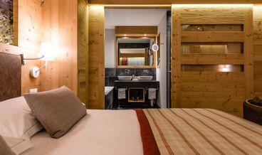 Bild på Classic Double Room, view on a wall-1 Double Bed Non Refundable Free WiFi Breakfast buffet