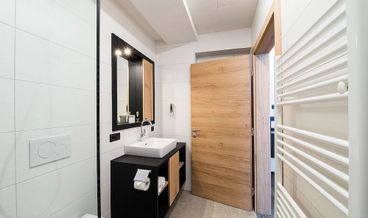 Bild på Deluxe Double Room (Rotspitz)-1 King Bed Free WiFi Free self parking Free breakfast