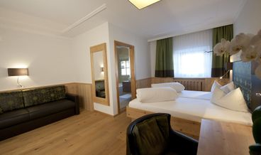 Bild på Quadruple Room, Annex Building-1 Double Bed and 1 Double Sofa Bed Non Refundable Free WiFi Free self parking Free breakfast