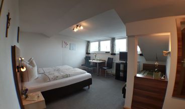 Bild på Triple Room, Mountain View-1 Double Bed and 1 Twin Bed Non Refundable Free WiFi Breakfast buffet Free self parking Free welcome drink
