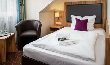Bild på Double Room-1 King Bed Non Refundable Free WiFi Free self parking