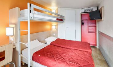 Bild på Standard Room, Multiple Beds (1 Double and 1 Single bed)-1 Double Bed and 1 Twin Bed Free WiFi Free self parking