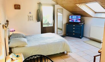 Bild på Superior Triple Room, Non Smoking, Garden View (Fleurie)-1 Queen Bed and 1 Twin Bed Non Refundable Free breakfast Free self parking Free WiFi