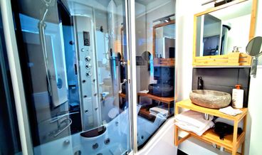Bild på Deluxe Studio, Ensuite, City View-1 King Bed Non Refundable