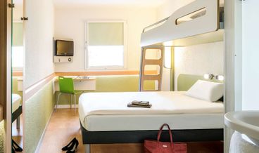 Bild på Triple Room, Multiple Beds-1 Double Bed and 1 Twin Bunk Bed Non Refundable Free self parking Free WiFi