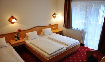 Bild på Triple Room-1 King Bed and 1 Twin Bed Free WiFi Free self parking Free breakfast