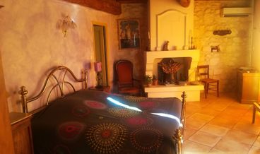 Bild på Triple Room-1 Double Bed and 1 Twin Bed Non Refundable Free breakfast Free WiFi